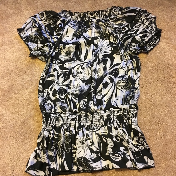 👓Adorable Black And White Floral Print Blouse 👓 - Picture 2 of 2
